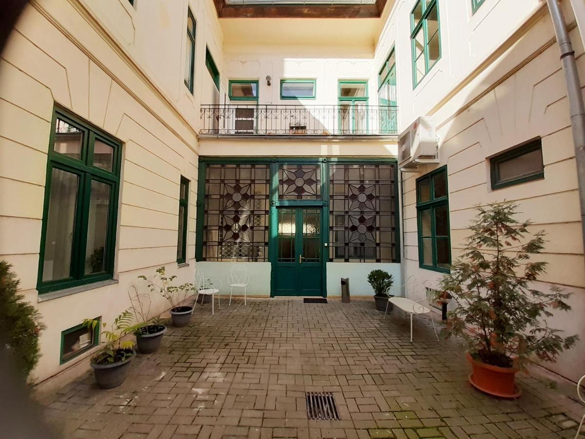 Entrez Apartment 3 - Historical Centre コシツェ エクステリア 写真